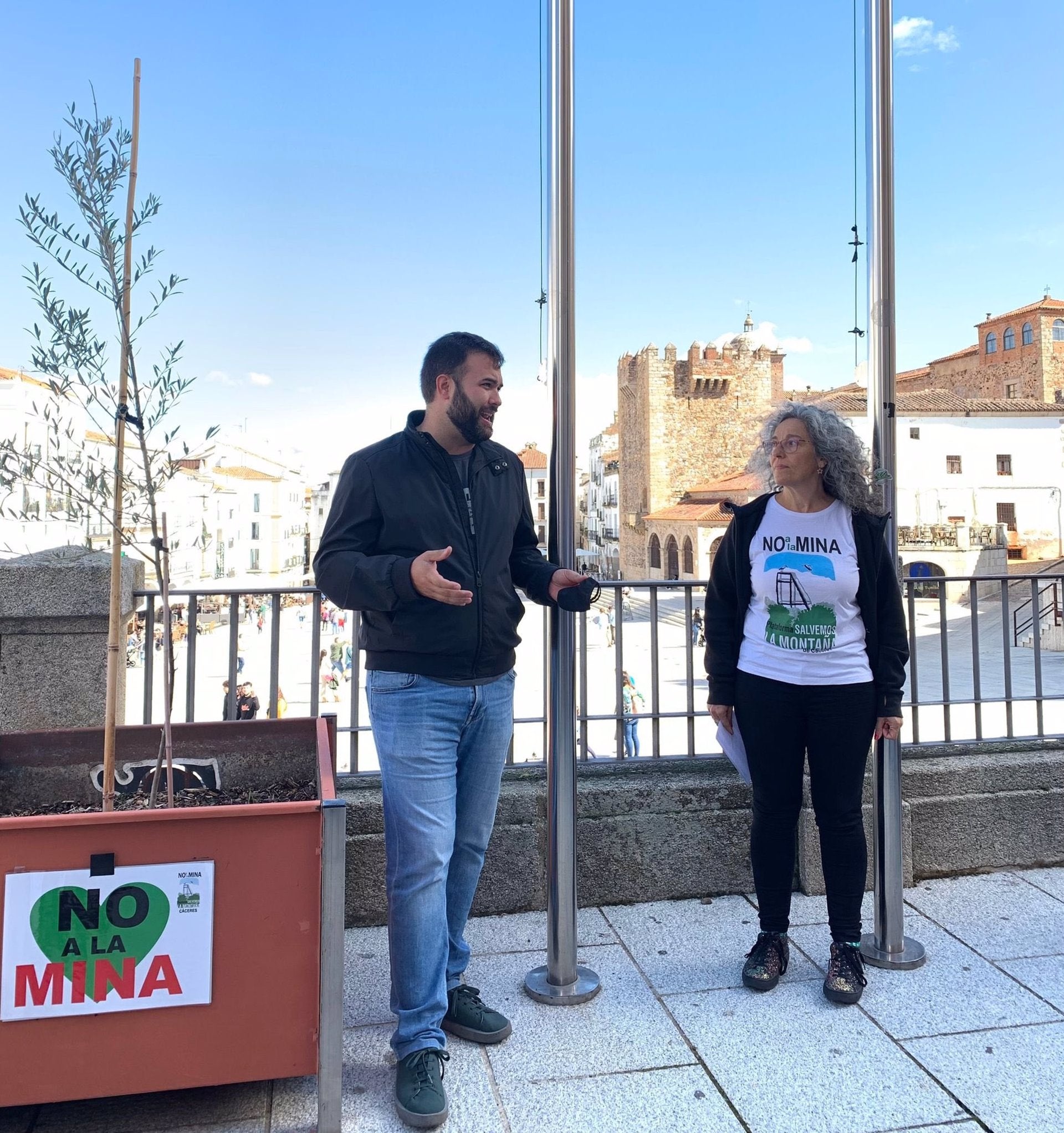 La Plataforma Salvemos la Montaña de Cáceres celebra su cuarto aniversario con la instalación de una placa La Plataforma Salvemos la Montaña de Cáceres celebra su cuarto aniversario con la instalación de una placa