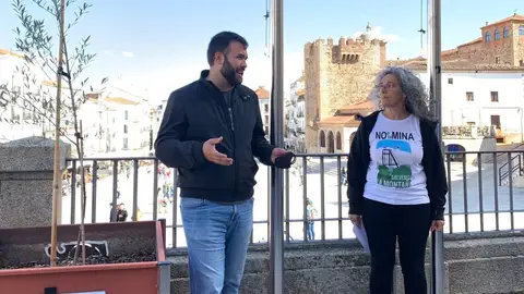La Plataforma Salvemos la Montaña de Cáceres celebra su cuarto aniversario con la instalación de una placa La Plataforma Salvemos la Montaña de Cáceres celebra su cuarto aniversario con la instalación de una placa
