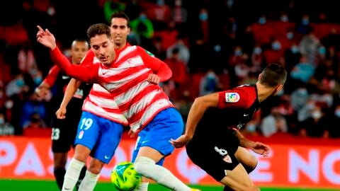 El centrocampista del Granada Rub&eacute;n Rochina (i) pelea un bal&oacute;n con Joan Jord&aacute;n, del Sevilla, durante el partido de la octava jornada de Liga que disputan este domingo en el estadio Nuevo Los C&aacute;rmenes, en Granada.