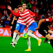 El centrocampista del Granada Rubén Rochina (i) pelea un balón con Joan Jordán, del Sevilla, durante el partido de la octava jornada de Liga que disputan este domingo en el estadio Nuevo Los Cármenes, en Granada. El centrocampista del Granada Rubén Rochina (i) pelea un balón con Joan Jordán, del Sevilla, durante el partido de la octava jornada de Liga que disputan este domingo en el estadio Nuevo Los Cármenes, en Granada.