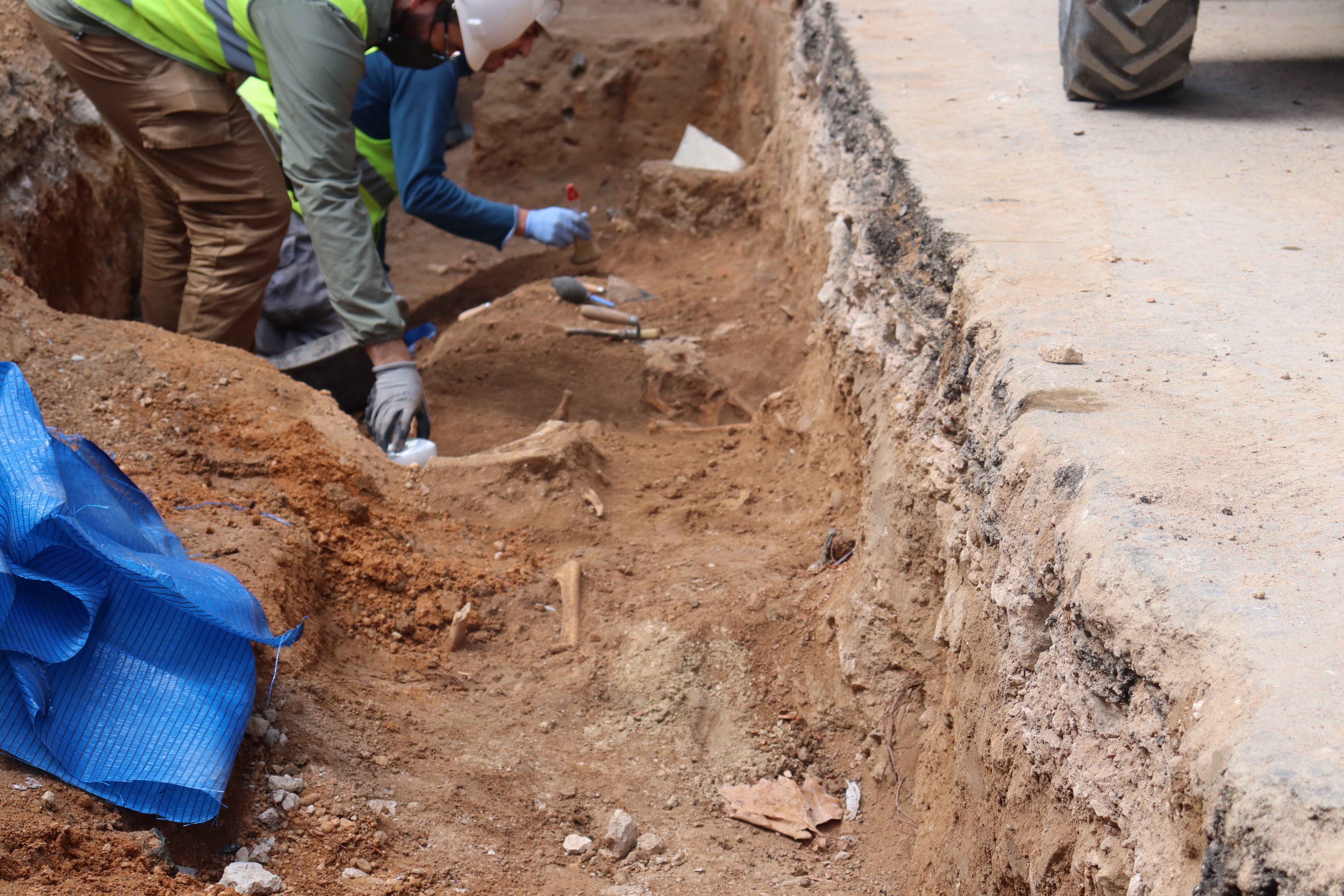 Los restos óseos y cerámicas halladas no retrasarán las obras de Aguas de Albacete en la Plaza del Altozano Los restos óseos y cerámicas halladas no retrasarán las obras de Aguas de Albacete en la Plaza del Altozano