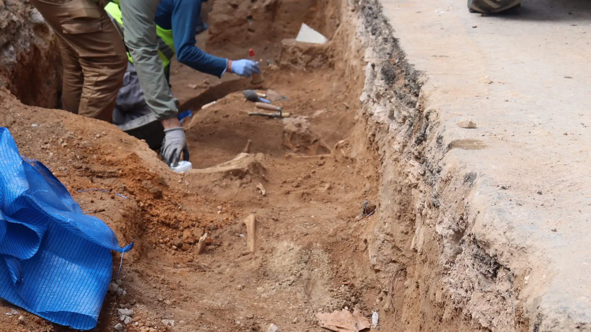 Aparecen nuevos restos óseos y cerámicas en las obras de Aguas de Albacete en la Plaza del Altozano