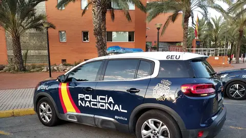 Vehículo patrulla de la Policía Nacional estacionado junto a la Comisaría de Elche.