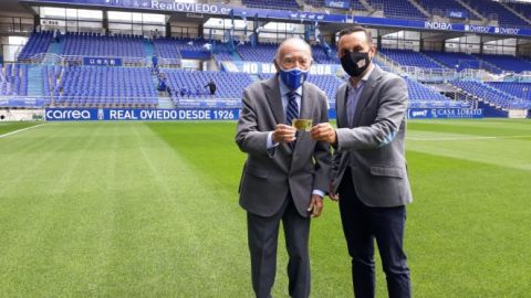Fernando Corral con el socio n&uacute;mero 1 del Real Oviedo, Luis &Aacute;lvarez Fern&aacute;ndez