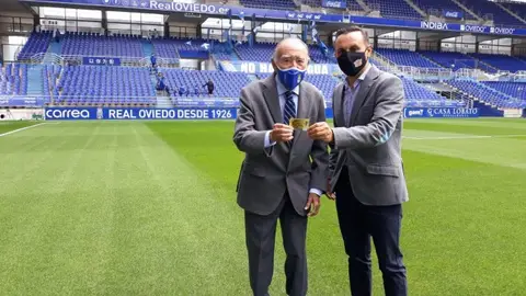 Fernando Corral con el socio número 1 del Real Oviedo, Luis Álvarez Fernández Fernando Corral con el socio número 1 del Real Oviedo, Luis Álvarez Fernández