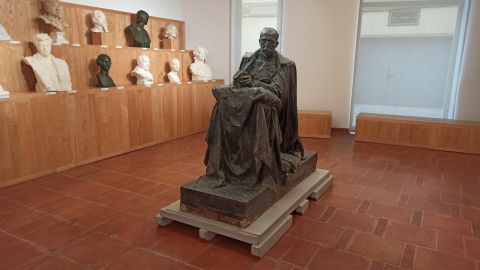Figura del orante del Mausoleo del Marqu&eacute;s de Cerralbo en el Museo Mariano Benlliure de Crevillent.