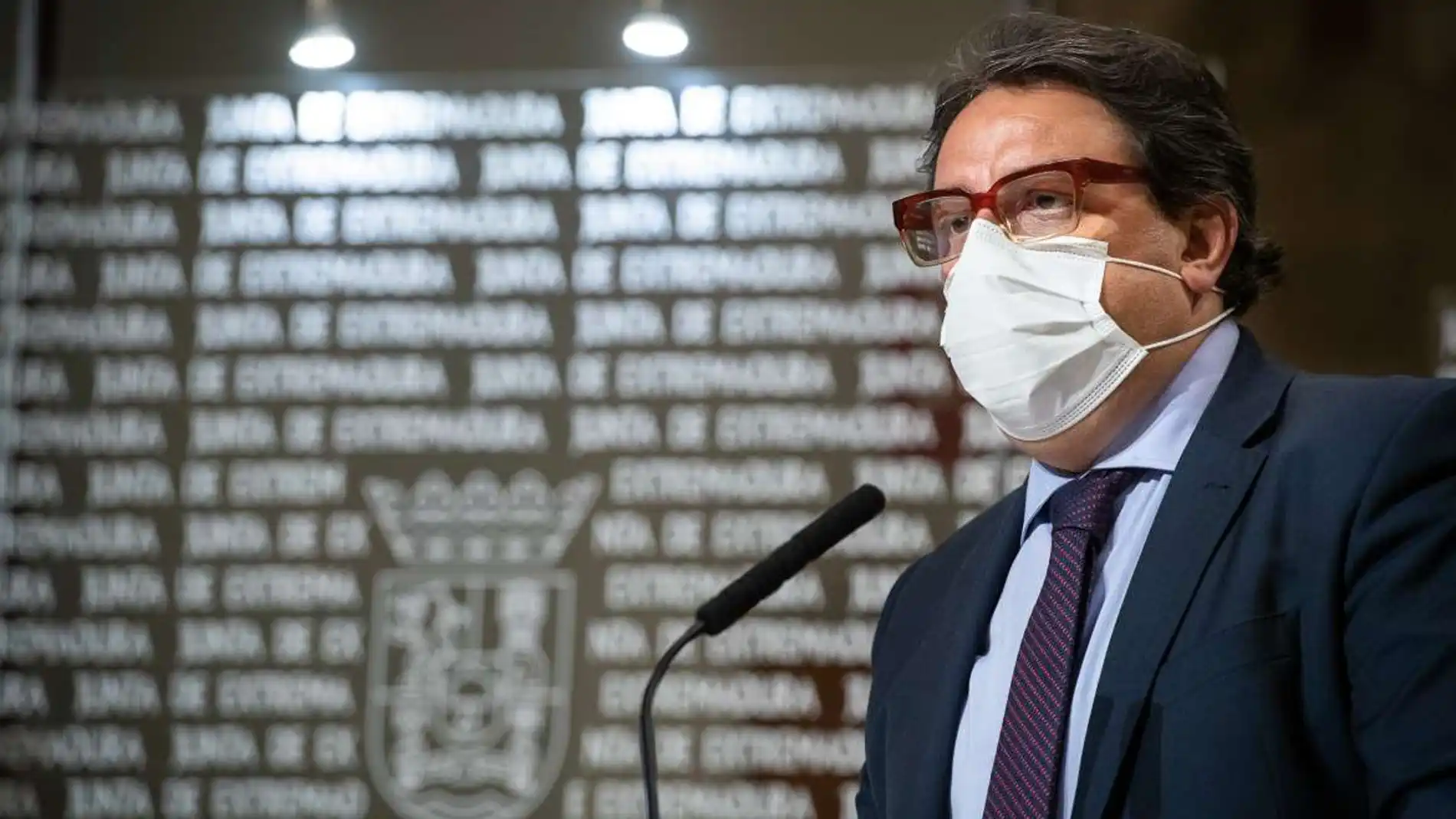 Extremadura es partidaria de administrar la tercera dosis de la vacuna contra el coronavirus para mayores de 18 años coincidiendo con la campaña de la gripe Extremadura es partidaria de administrar la tercera dosis de la vacuna contra el coronavirus para mayores de 18 años coincidiendo con la campaña de la gripe