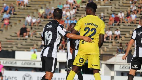 Admonio Vicente, del UCAM, jugando contra la Balomp&eacute;dica Linense en La L&iacute;nea de la Concepci&oacute;n
