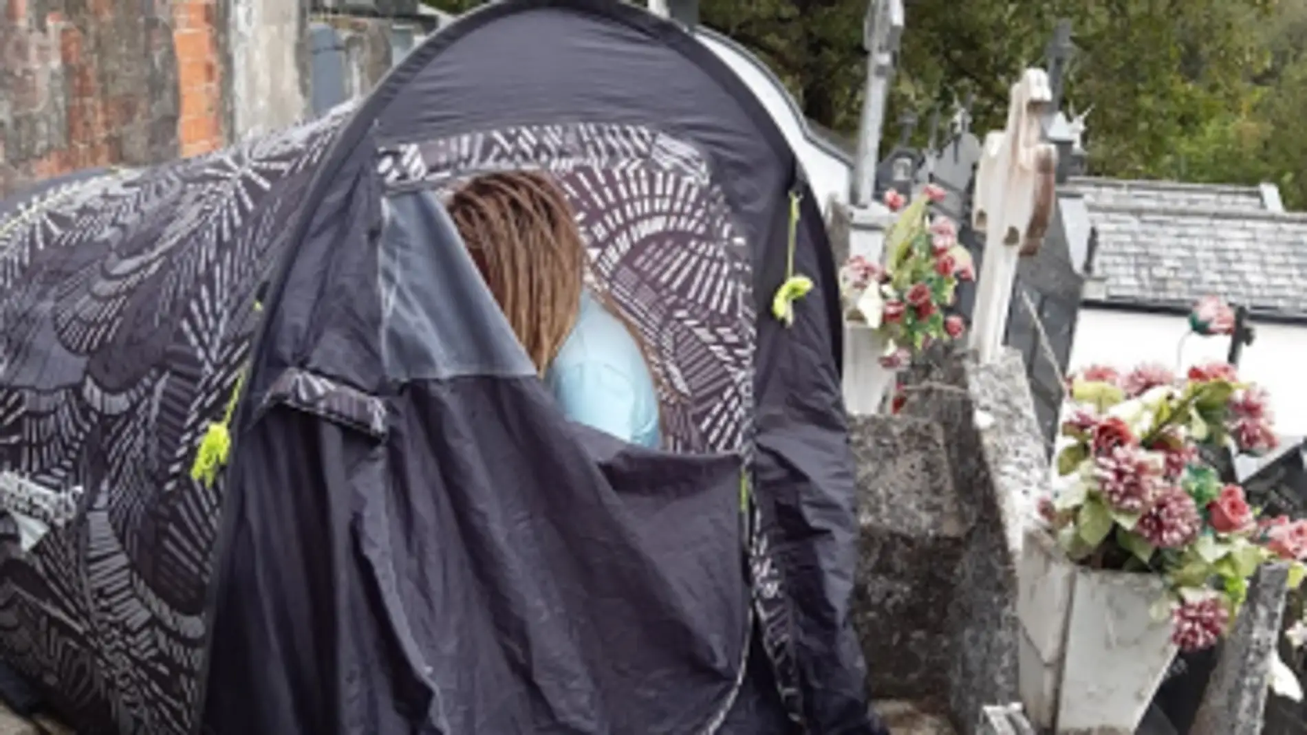 Desalojada en Lugo una peregrina alemana que había acampado en el nicho de un cementerio