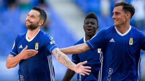Borja Bast&oacute;n festeja su gol ante el Cartagena.