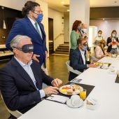 El alcalde, Jorge Azcón, participó en la primera actividad de la Semana ONCE Aragón: el 'desayuno a ciegas'