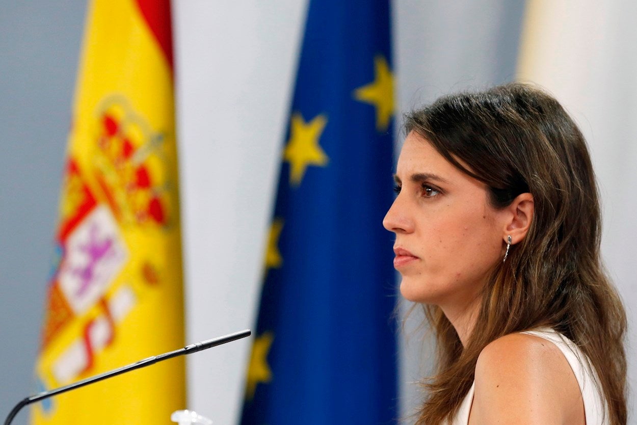 Irene Montero quiere que las empresas persigan "comentarios" y "miradas impúdicas" según el nuevo protocolo para combatir el acoso sexual en el trabajo Irene Montero quiere que las empresas persigan "comentarios" y "miradas impúdicas" según el nuevo protocolo para combatir el acoso sexual en el trabajo