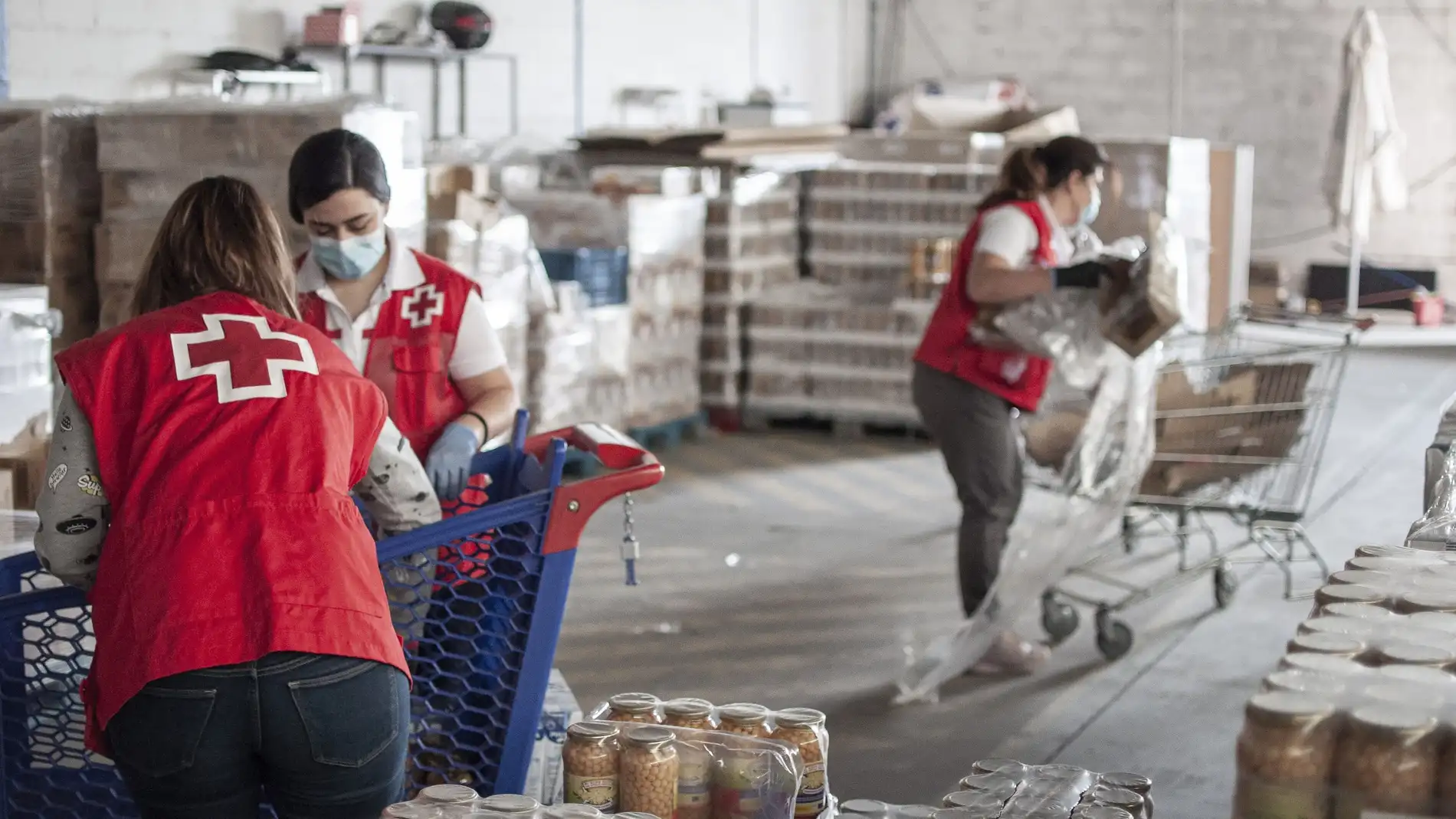 Voluntarios de Cruz Roja organizan el reparto de comida