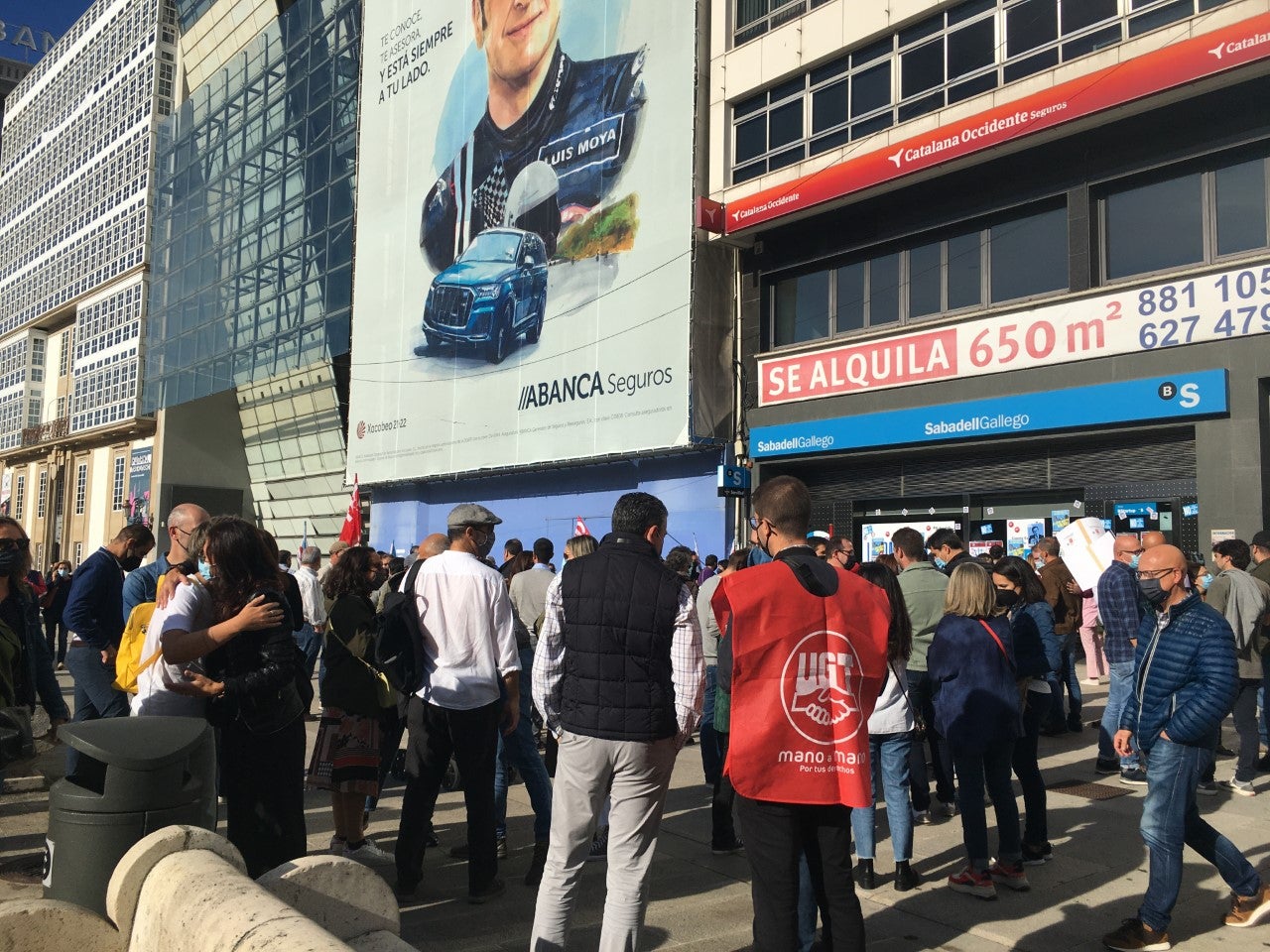 Los trabajadores del Banco Sabadell se manifiestan por A Coruña en contra del ERE Los trabajadores del Banco Sabadell se manifiestan por A Coruña en contra del ERE