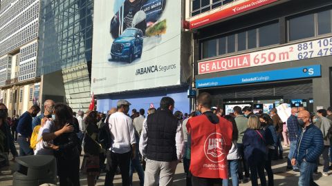 Los trabajadores del Banco Sabadell se concentran antes de partir en manifestación