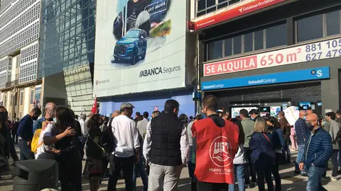 Los trabajadores del Banco Sabadell se concentran antes de partir en manifestación Los trabajadores del Banco Sabadell se concentran antes de partir en manifestación