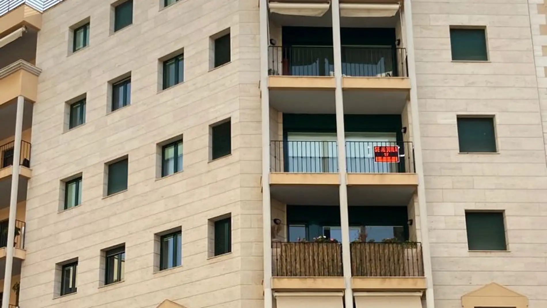 Un edificio de viviendas de Palma, con el cartel de "Se Alquila". 