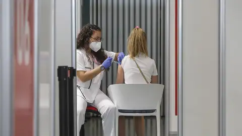 Sanitaria vacunando Sanitaria vacunando