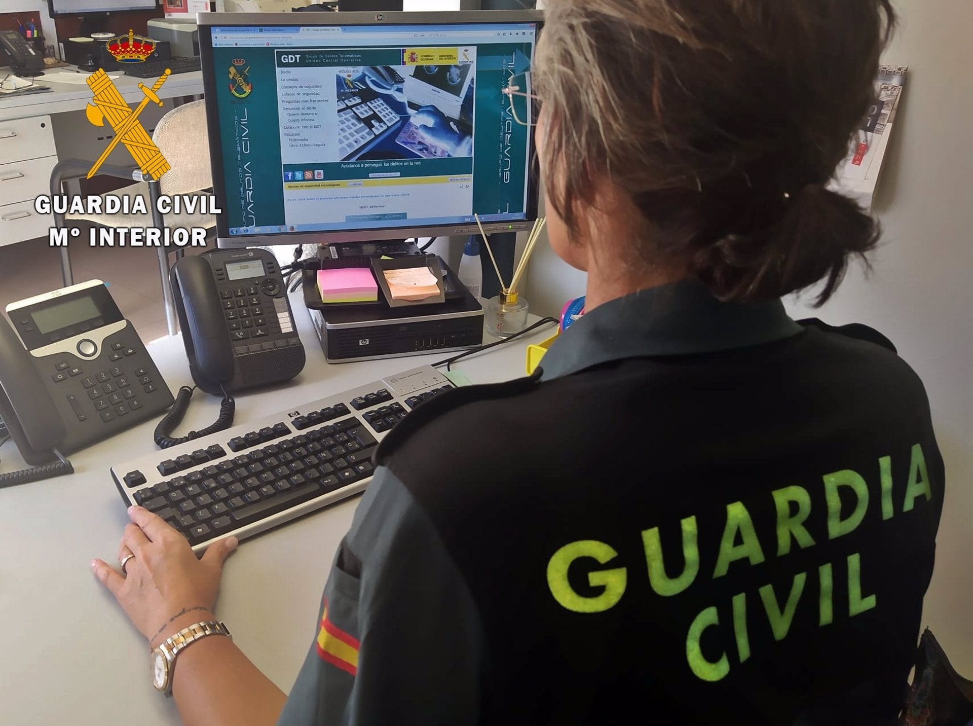 La Guardia Civil desarticula un grupo criminal que estafaba a nivel nacional a través de Internet La Guardia Civil desarticula un grupo criminal que estafaba a nivel nacional a través de Internet