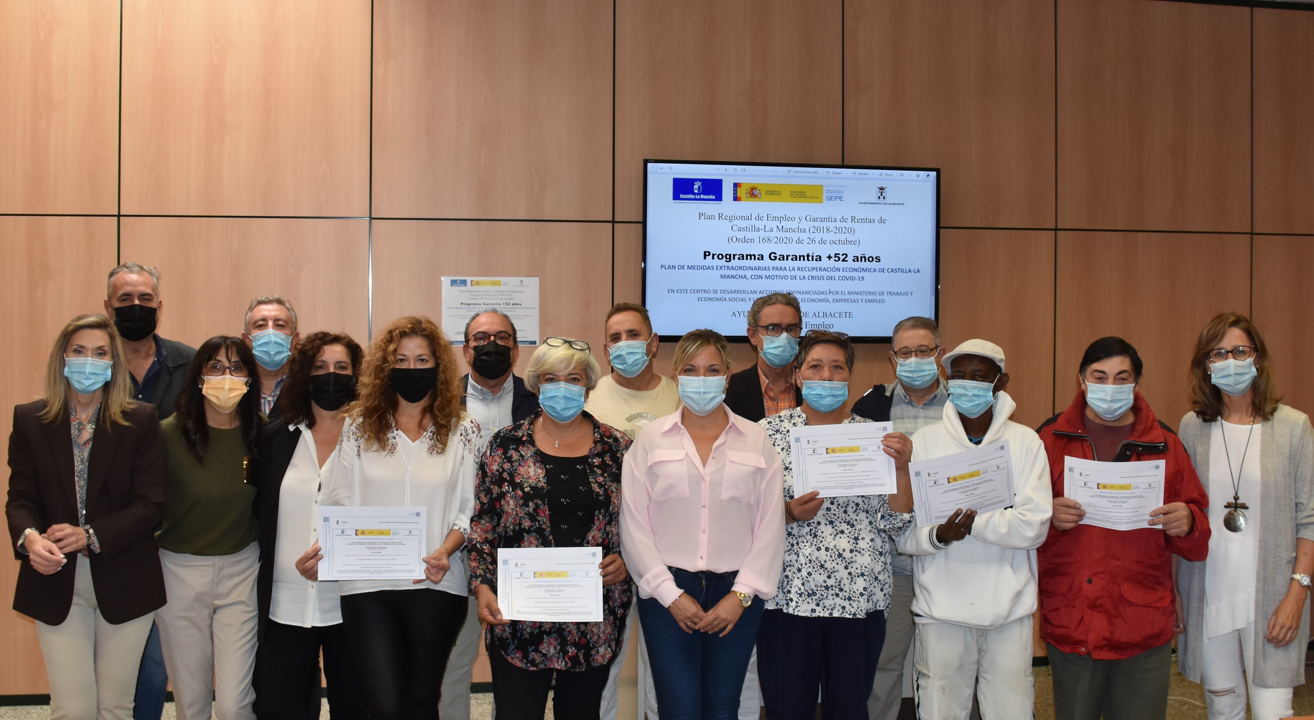 El Ayuntamiento de Albacete forma a 16 desempleados de más de 52 años como informadores medioambientales, jardineros y cuidadores El Ayuntamiento de Albacete forma a 16 desempleados de más de 52 años como informadores medioambientales, jardineros y cuidadores