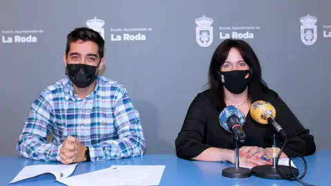 Alberto Iglesias y Ana Estarlich, concejales del Ayuntamiento de La Roda Alberto Iglesias y Ana Estarlich, concejales del Ayuntamiento de La Roda