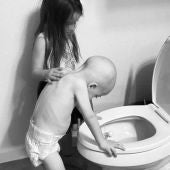 El niño con cáncer cuya foto junto a su hermana se hizo viral, supera la leucemia
