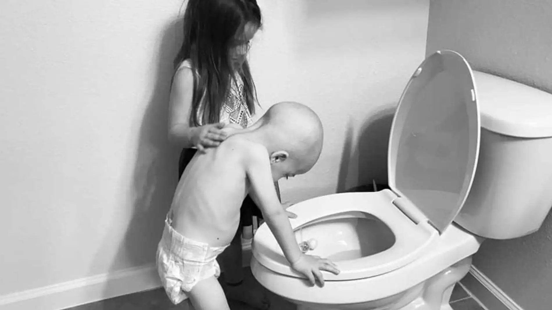 El niño con cáncer cuya foto junto a su hermana se hizo viral, supera la leucemia