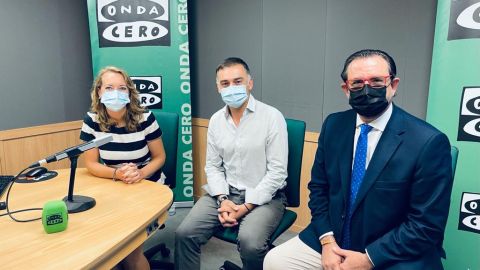 Elka Dimitrova acompa&ntilde;a al director general de la empresa familiar Bosch&Lozano, Josep Bosch, y al director de la Asociaci&oacute;n de Industriales de Mallorca, Alejandro S&aacute;enz de San Pedro