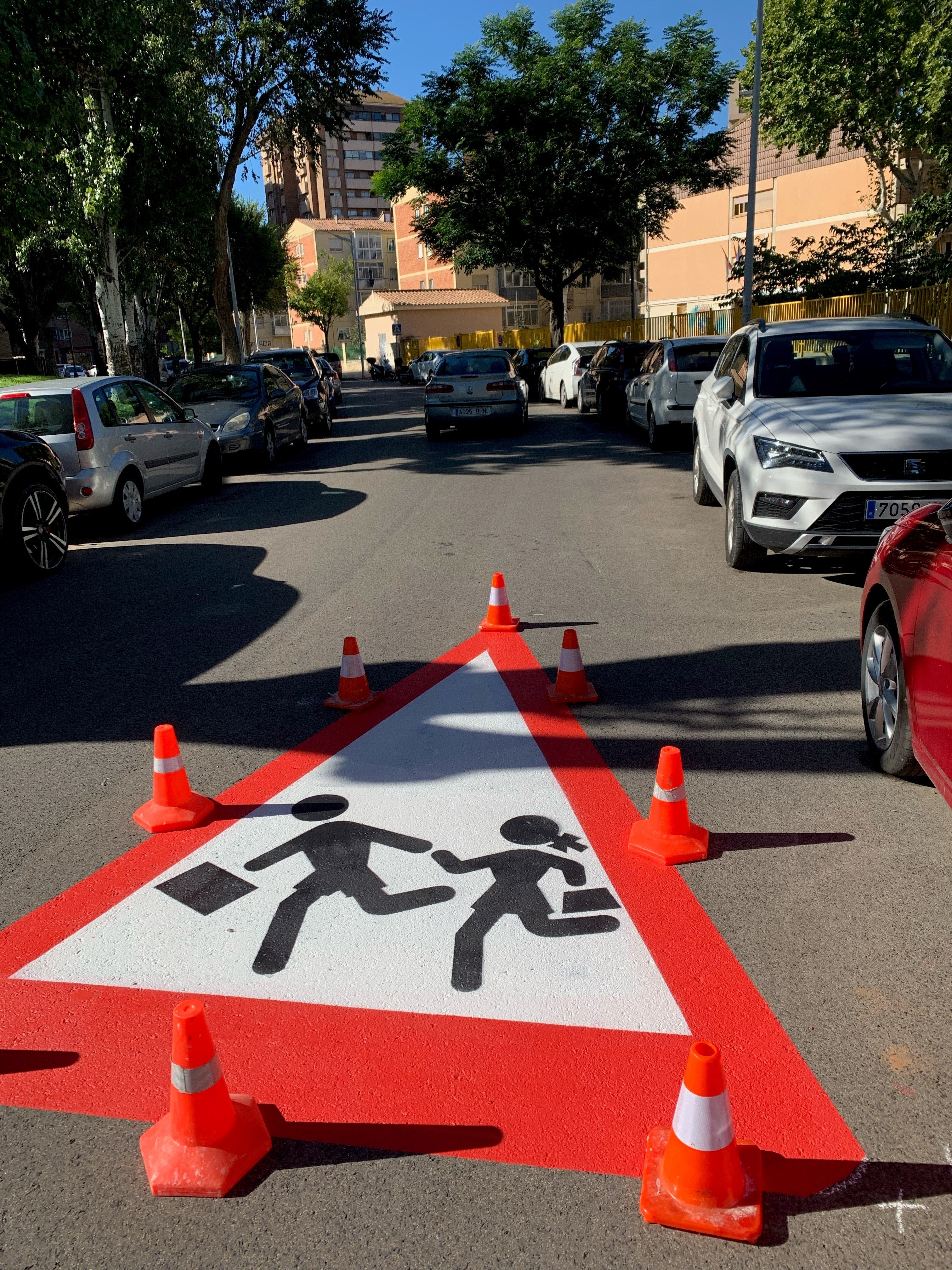 Nueva señalización en la calzada para remarcar la proximidad a los colegios Nueva señalización en la calzada para remarcar la proximidad a los colegios