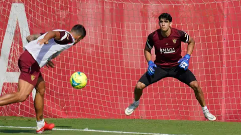 Bono, en un entrenamiento del Sevilla. Bono, en un entrenamiento del Sevilla.