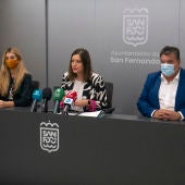 Presentación del paquete de medidas en la sala de prensa del Ayuntamiento de sAN fernando