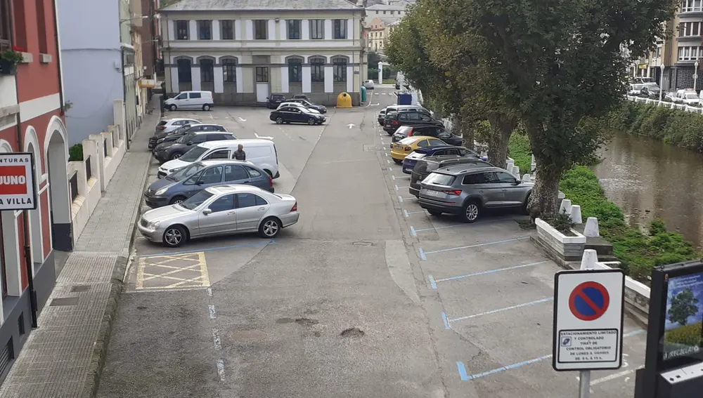 Las obras ogligaran a restricciones de aparcamiento en La Feria, Luarca.