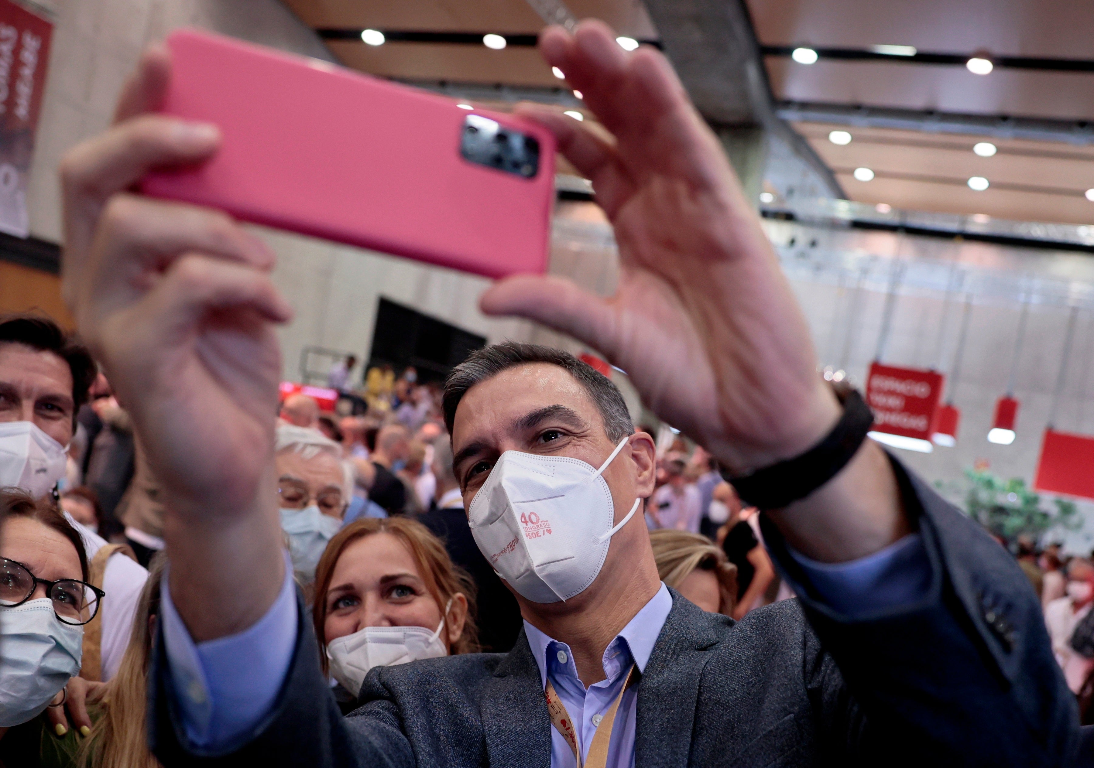 Pedro Sánchez destaca "un relevo generacional" en su nueva Ejecutiva que apuesta por "lo femenino, lo municipal y la diversidad" Pedro Sánchez destaca "un relevo generacional" en su nueva Ejecutiva que apuesta por "lo femenino, lo municipal y la diversidad"