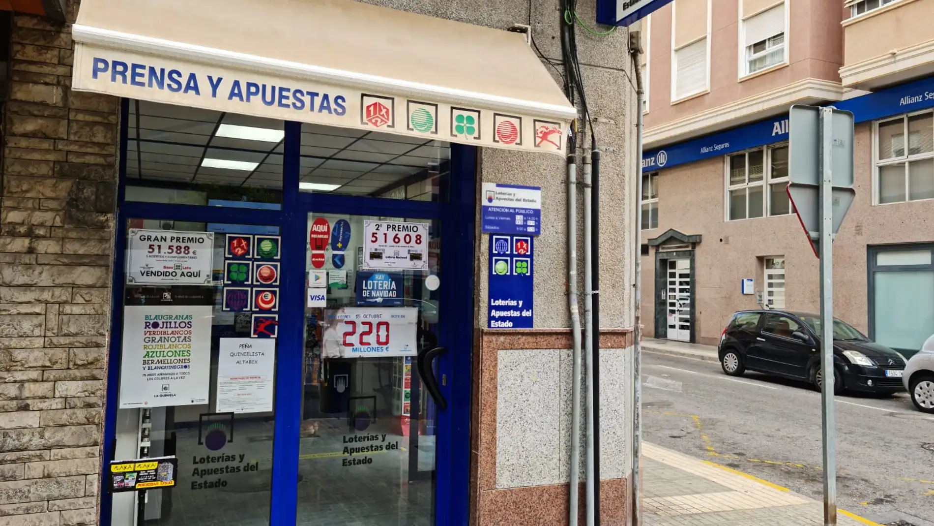 Quiosco de la avenida de Alicante de Elche que ha sellado el boleto premiado. Quiosco de la avenida de Alicante de Elche que ha sellado el boleto premiado.