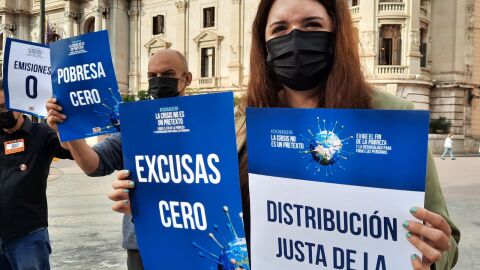 &#39;Performance&#39; organizada por Pobresa Zero en la Plaza del Ayuntamiento de València