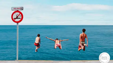 Jóvenes bañándose en el mar Cantábrico Jóvenes bañándose en el mar Cantábrico