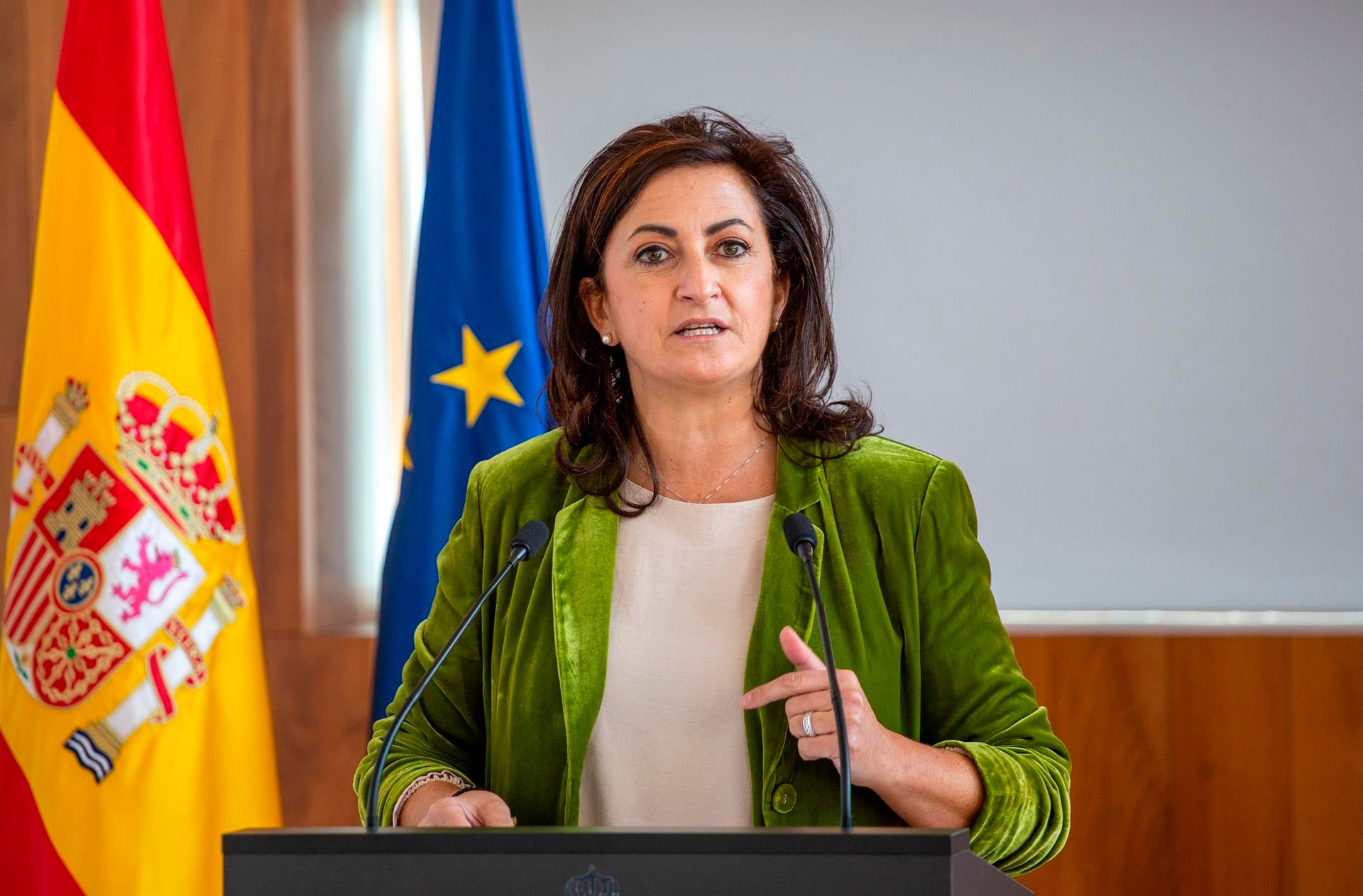 Concha Andreu se disculpa tras la polémica por la foto en donde se ve que está superando el límite de velocidad en carretera Concha Andreu se disculpa tras la polémica por la foto en donde se ve que está superando el límite de velocidad en carretera