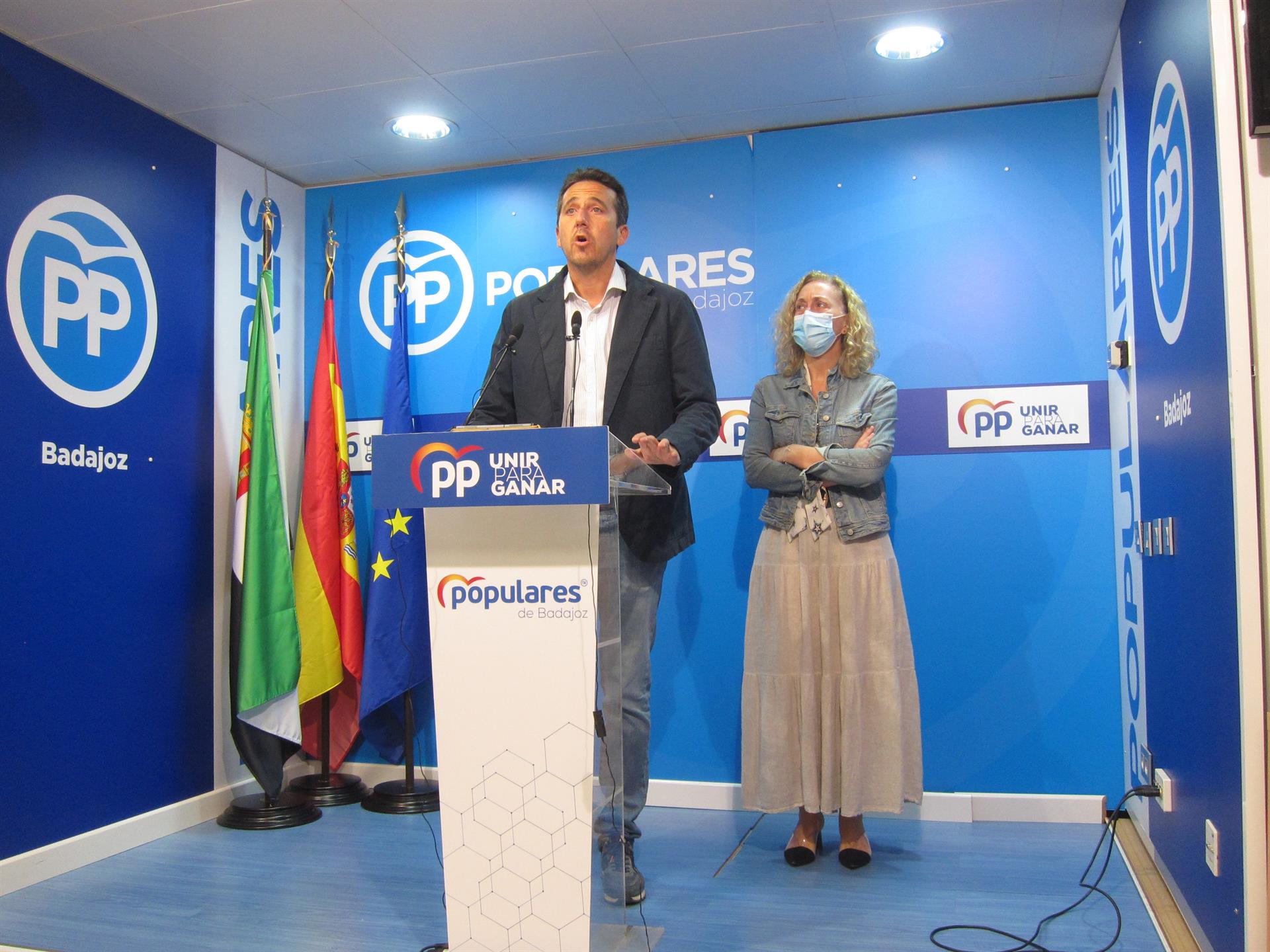 Diputados de PP por Badajoz piden a Vara que apoye enmienda a la totalidad a unas cuentas "malas" para la provincia Diputados de PP por Badajoz piden a Vara que apoye enmienda a la totalidad a unas cuentas "malas" para la provincia