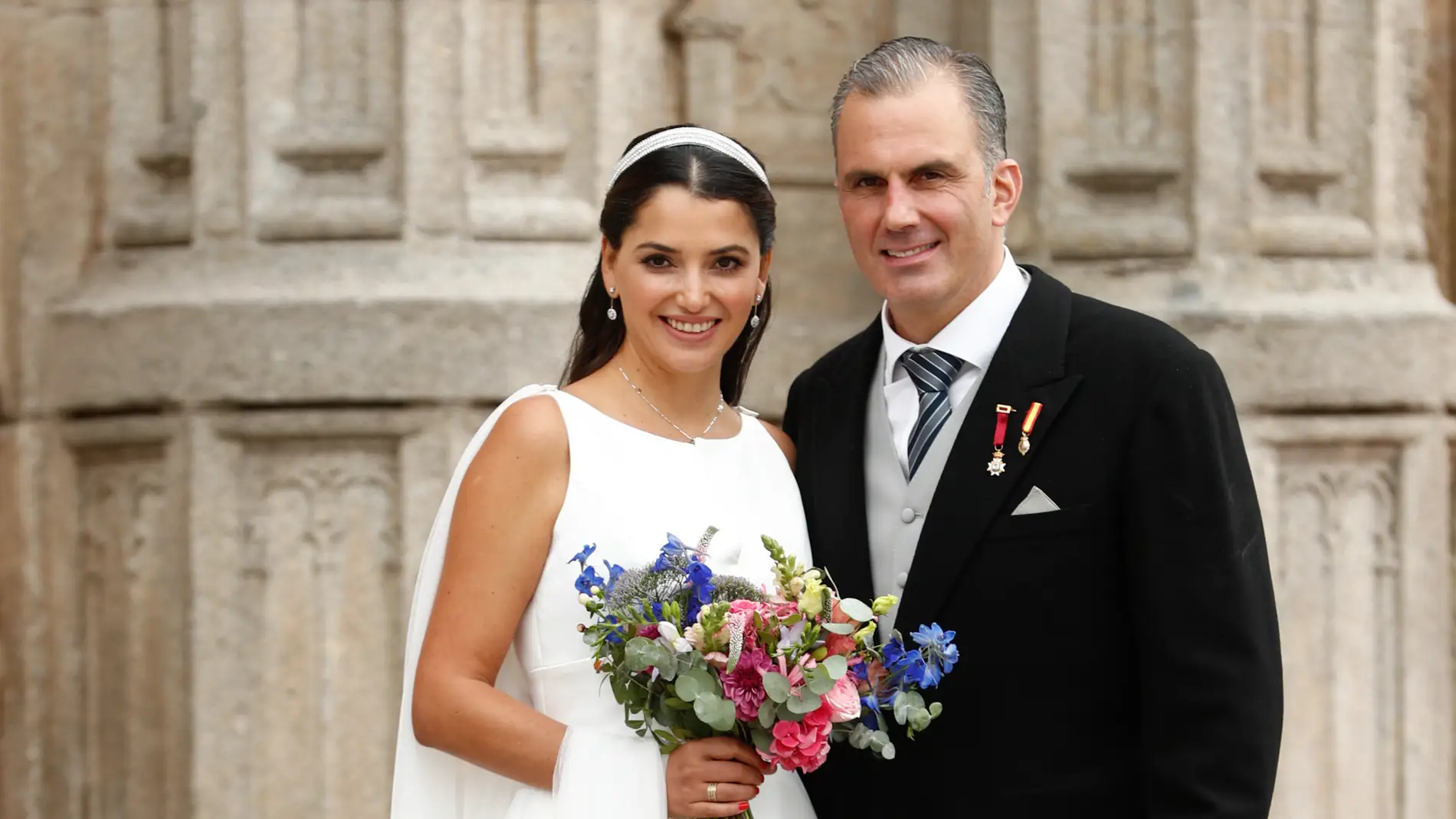 Javier Ortega Smith se casa con la mexicana Paulina Sánchez del Río arropado por los dirigentes de Vox 