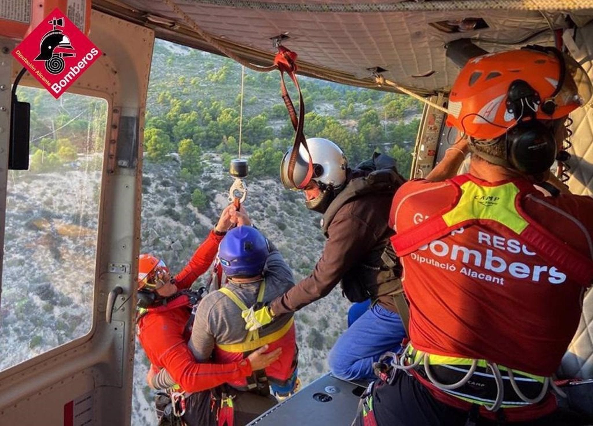Los bomberos rescatan a un parapentista tras sufrir un accidente en El Palomaret de Petrer Los bomberos rescatan a un parapentista tras sufrir un accidente en El Palomaret de Petrer