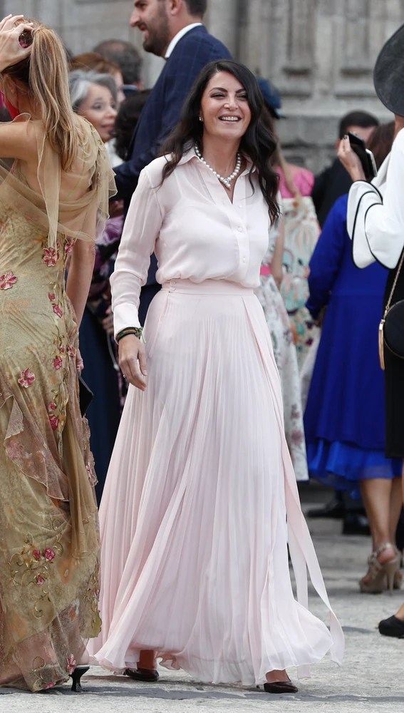 Macarena Olona, vestida en tonos pastel, en la boda de Ortega Smith 