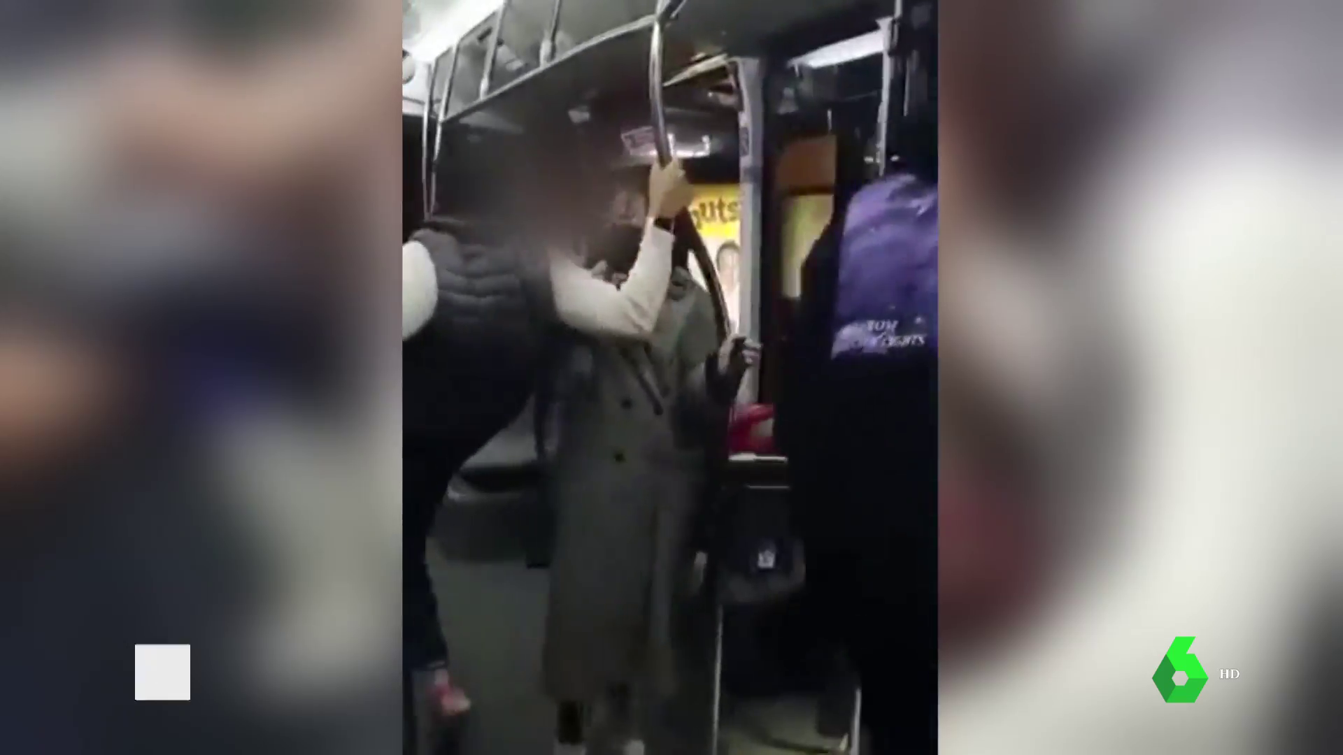 Propina una brutal paliza a un policía que le llamó la atención por no llevar puesta la mascarilla en un tranvía Propina una brutal paliza a un policía que le llamó la atención por no llevar puesta la mascarilla en un tranvía