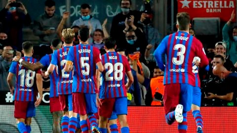 Los jugadores del FC Barcelona celebran el tercer gol del equipo blaugrana ante el Valencia.