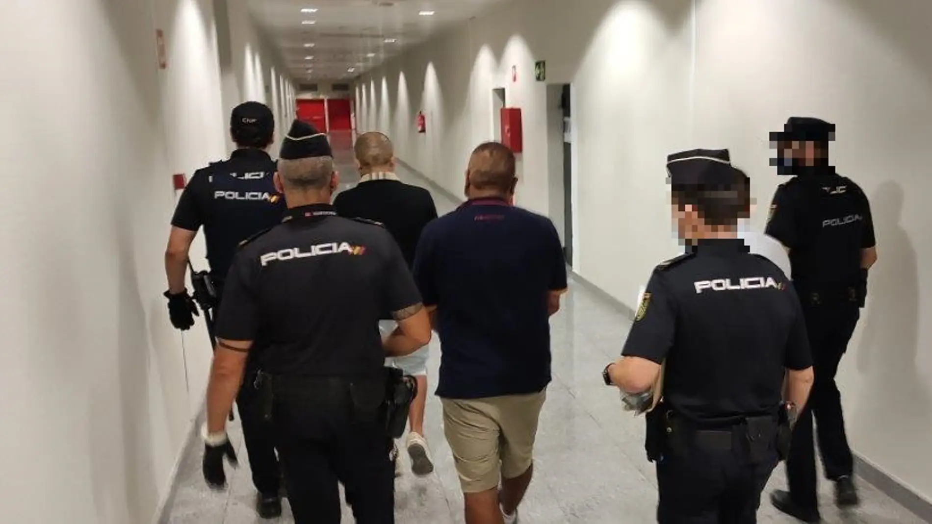 Agentes de la Policía Nacional en el aeropuerto de Alicante-Elche.