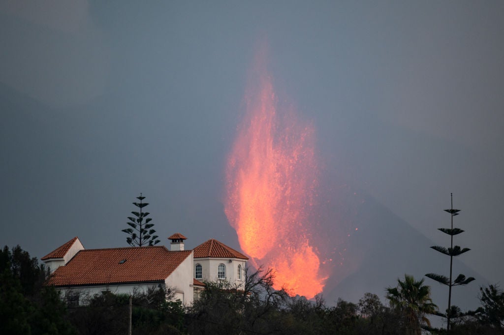 Evacuan medio centenar de viviendas por el avance de la colada del volcán Cumbre Vieja Evacuan medio centenar de viviendas por el avance de la colada del volcán Cumbre Vieja