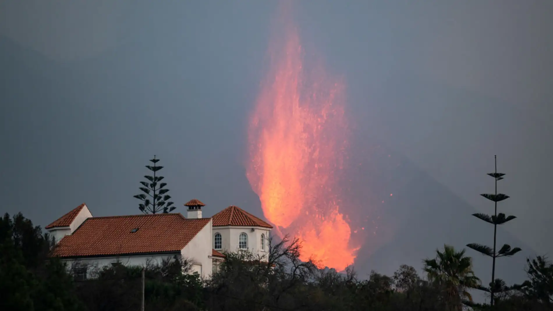 La lava del volcán amenaza una vivienda de La Palma