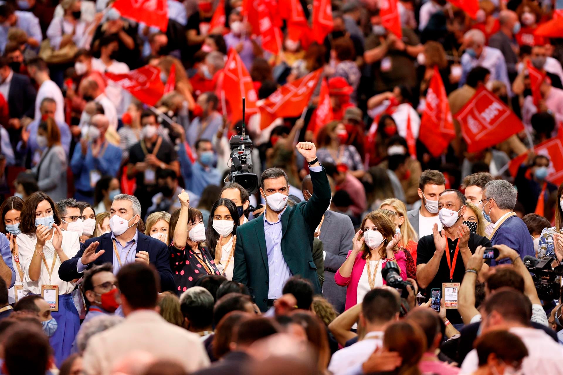 Las preguntas de Amón: "¿Pedro Sánchez ocupa el centro o más bien Casado se lo ha dejado libre?" Las preguntas de Amón: "¿Pedro Sánchez ocupa el centro o más bien Casado se lo ha dejado libre?"