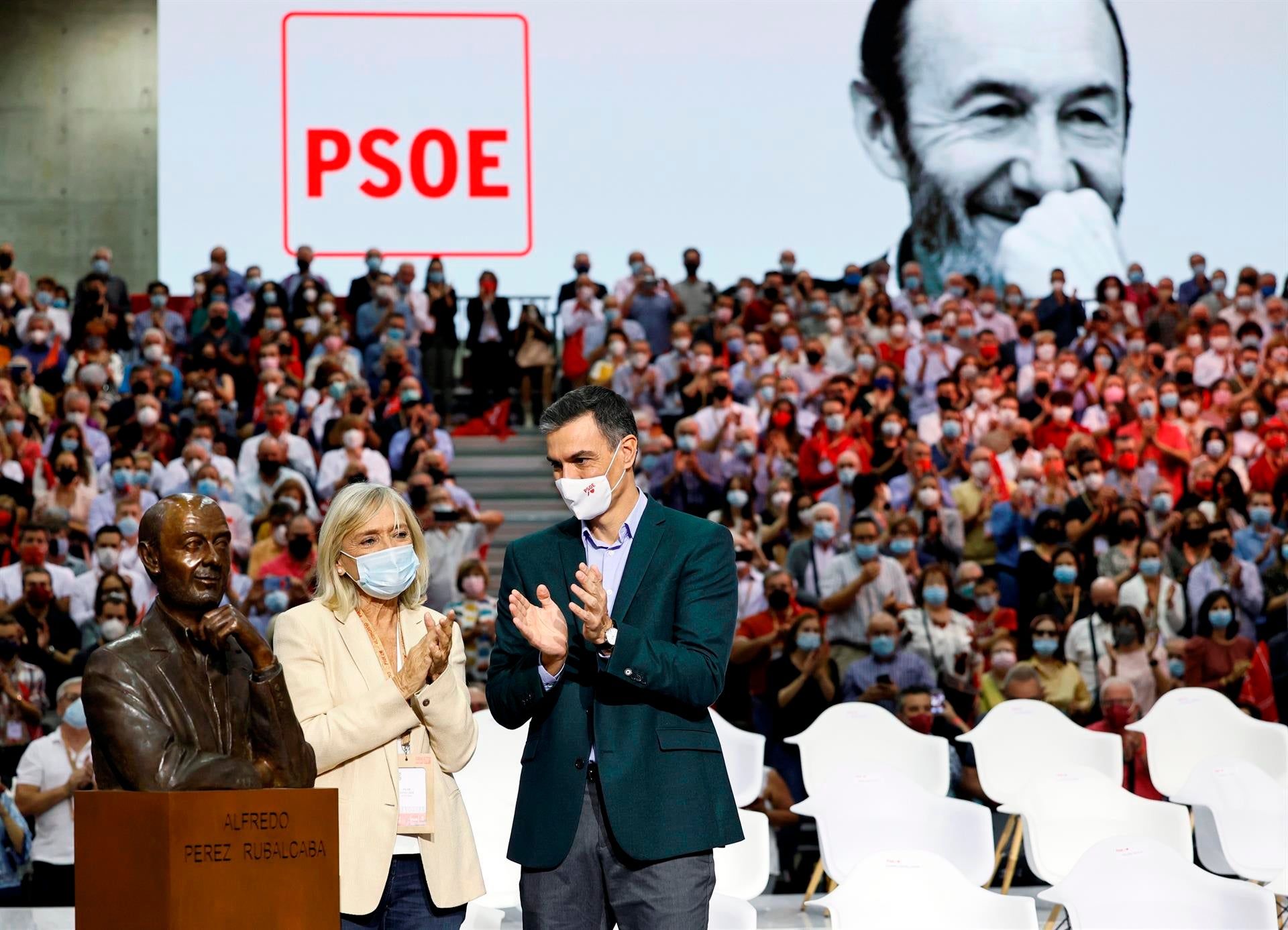 El emotivo homenaje a Rubalcaba de su viuda Pilar Goya: "En los malos y en los buenos momentos, supo dónde debía estar" El emotivo homenaje a Rubalcaba de su viuda Pilar Goya: "En los malos y en los buenos momentos, supo dónde debía estar"