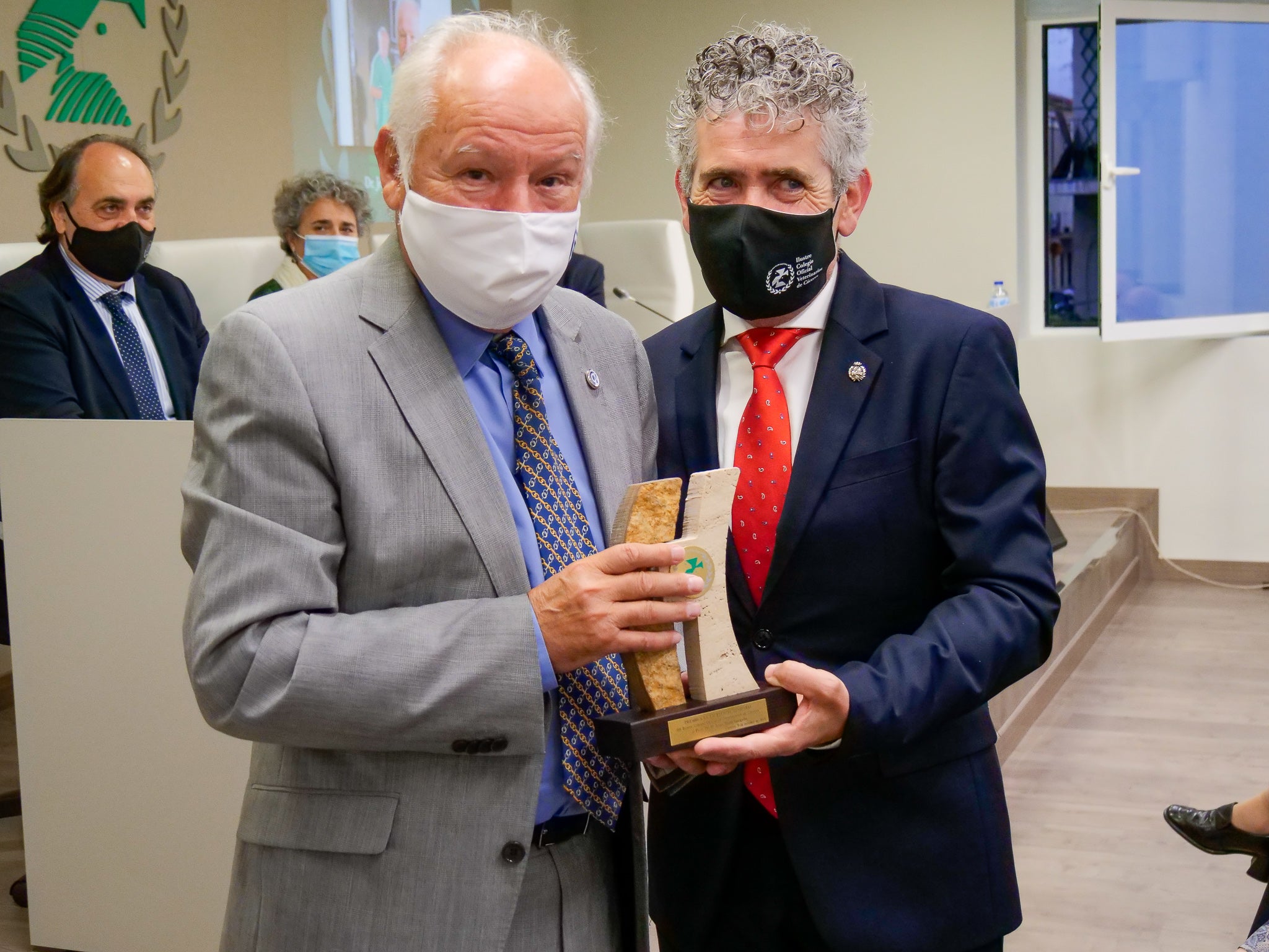 Veterinarios de Cáceres premian la labor biomédica del Doctor en Veterinaria Jesús Uson Veterinarios de Cáceres premian la labor biomédica del Doctor en Veterinaria Jesús Uson