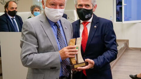 Jes&uacute;s Us&oacute;n recogiendo el Premio a la Excelencia Sanitaria